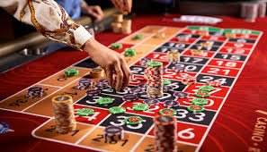 Pengguna menikmati hiburan sports dan casino online di perangkat mobile moderna